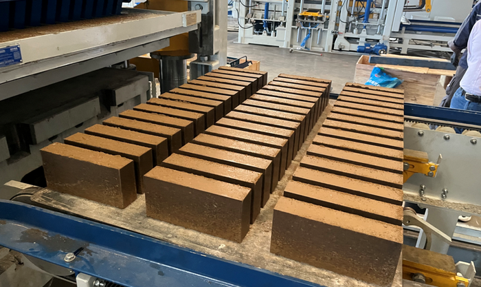 Plně automatický stroj na výrobu cihel ZN1500 posiluje klienty z východní Číny ve využívání zdrojů kalu